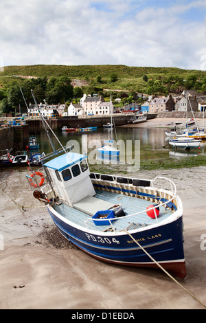 Fischerboot im Hafen von Stonehaven, Aberdeenshire, Schottland, Vereinigtes Königreich, Europa gestrandet Stockfoto