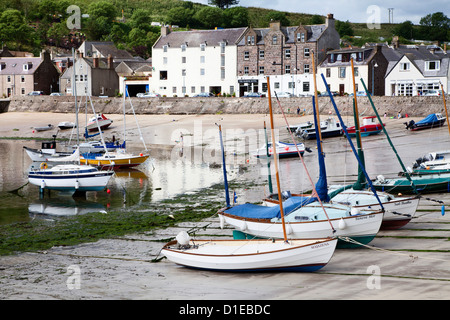 Gestrandeter Yachten am Hafen von Stonehaven, Aberdeenshire, Schottland, Vereinigtes Königreich, Europa Stockfoto