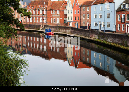 Kai Gebäude spiegelt sich in den Fluss Wensum, Norwich, Norfolk, England, Vereinigtes Königreich, Europa Stockfoto