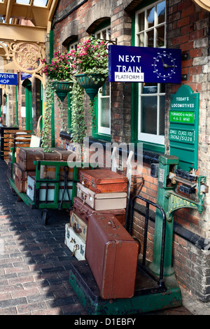 Gepäck auf der Plattform in Sheringham Station auf der Mohn Linie, North Norfolk Railway, Norfolk, England, Vereinigtes Königreich, Europa Stockfoto