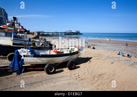 Angelboote/Fischerboote am Strand von Cromer, Norfolk, England, Vereinigtes Königreich, Europa Stockfoto