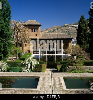 Blick über Gärten, Alhambra-Palast, UNESCO-Weltkulturerbe, Granada, Andalusien, Spanien, Europa Stockfoto