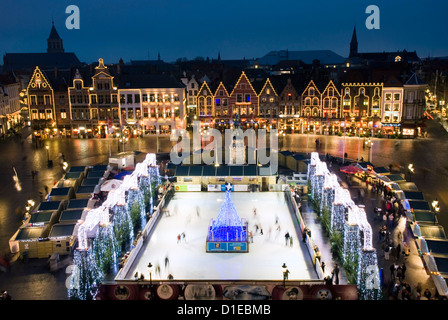 Eisbahn und Weihnachtsmarkt im Marktplatz, Brügge, West-Vlaanderen (Flandern), Belgien, Europa Stockfoto