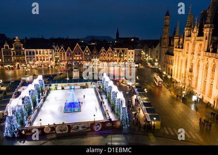 Eisbahn und Weihnachtsmarkt im Marktplatz, Brügge, West-Vlaanderen (Flandern), Belgien, Europa Stockfoto