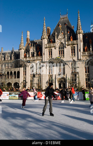 Weihnachten-Eisbahn im Marktplatz, Brügge, West-Vlaanderen (Flandern), Belgien, Europa Stockfoto