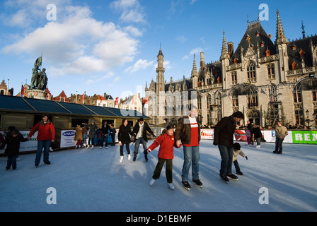 Weihnachten-Eisbahn im Marktplatz, Brügge, West-Vlaanderen (Flandern), Belgien, Europa Stockfoto