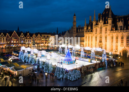 Eisbahn und Weihnachtsmarkt im Marktplatz, Brügge, West-Vlaanderen (Flandern), Belgien, Europa Stockfoto