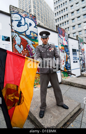 Ostdeutschen Wache mit ehemaligen DDR-Flagge vor der Reste der Berliner Mauer, Potsdamer Platz, Berlin, Deutschland, Europa Stockfoto