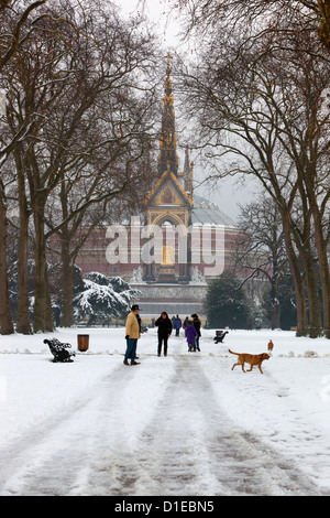 Das Albert Memorial und Royal Albert Hall im Winter, Kensington Gardens, London, England, Vereinigtes Königreich, Europa Stockfoto