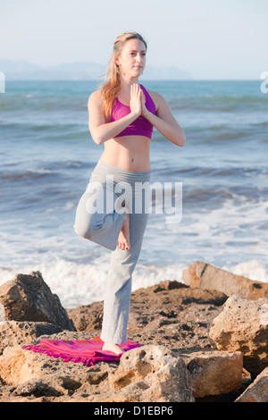 Yoga, Port d'Alcudia, Raiguer, Tramuntana, Mallorca, Spanien, Europa Stockfoto