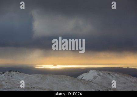 Durchsicht, Kernkraftwerk Heysham auf Morecambe Bay von Fairfield in stürmischen Bedingungen, Lake District, Großbritannien. Stockfoto