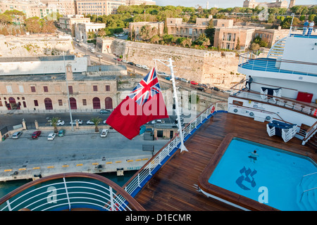 Die Red Ensign der britischen Handelsmarine fliegt aus dem Heck der das Kreuzfahrtschiff Grand Princess im Grand Harbour, Malta Stockfoto