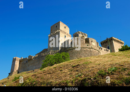 Die mittelalterlichen Zinnen der Burg Rocca Maggiore auf dem Hügel über Assisi, Italien Stockfoto