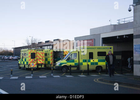 Ysbyty Gwynedd Bangor North Wales Krankenwagen Schlangestehen vor Unfall und Notfall - Stationen von Norovirus Infektion geschlossen Stockfoto