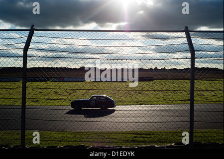 1950er Jaguar Racing am historischen Castle Combe Circuit in Wiltshire, England, UK. Stockfoto