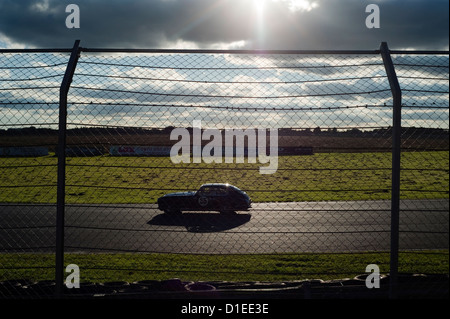1950er Jaguar Racing am historischen Castle Combe Circuit in Wiltshire, England, UK. Stockfoto