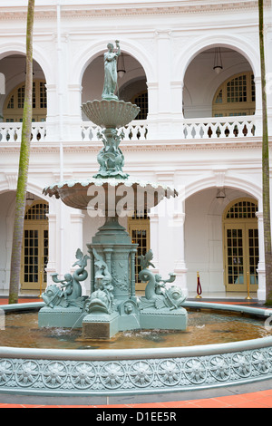 Brunnen mit weißen klassizistischen Gebäude im Kolonialstil auf Hintergrund, Singapur Stockfoto