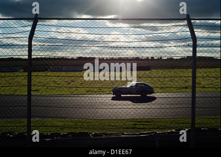 1950er Jaguar Racing am historischen Castle Combe Circuit in Wiltshire, England, UK. Stockfoto