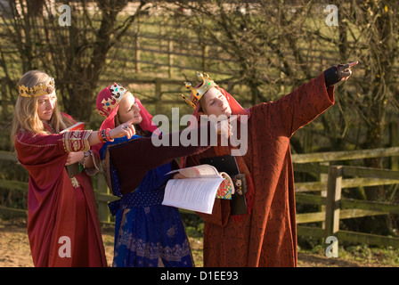 3 Weisen in walking Krippenspiel, wormley, Surrey, Großbritannien. Stockfoto
