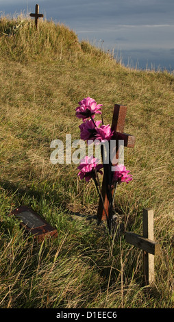 Kreuze und Blumen am Beachy Head in East Sussex Stockfoto