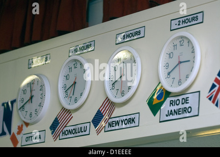 Uhren in einer Schule angezeigte Zeitzone Unterschiede, liphook, Hampshire, UK. Stockfoto