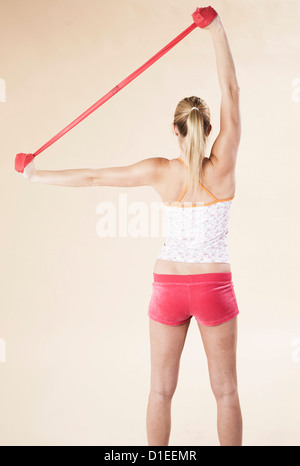 Junge Frau-Fitness-Training zu tun Stockfoto