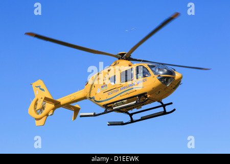 Gelbe Scottish Air Service Rettungshubschrauber fliegen overhead mit einem Unfall aus einer Rettungsmission. Sutherland Schottland, Vereinigtes Königreich Stockfoto