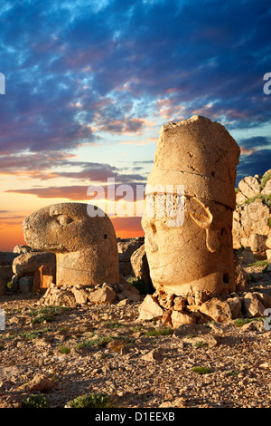Bild & Foto von den Statuen der um das Grab von Kommagene König Antochus 1 auf der Oberseite Mount Nemrut, Türkei. Stockfoto
