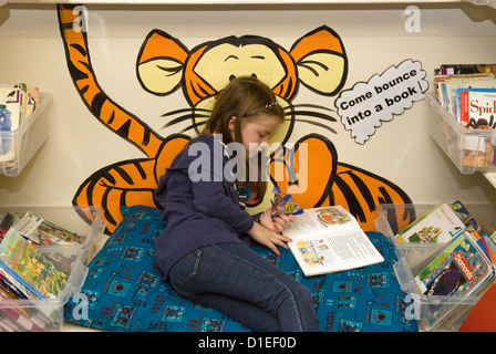 7 Jahre alten Mädchen Lesebuch an junior School, Hampshire, UK. Stockfoto