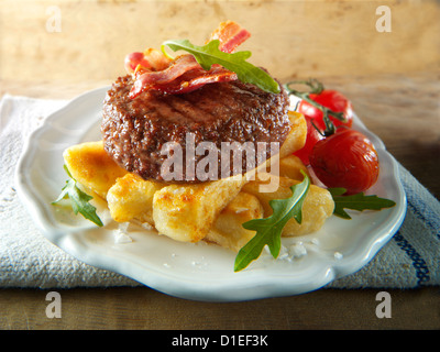 Gegrilltes Rindfleisch-Burger mit klobigen Pommes Frites und Salat Fotos Char. Stockfoto