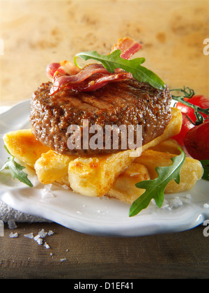 Gegrilltes Rindfleisch-Burger mit klobigen Pommes Frites und Salat Fotos Char. Stockfoto