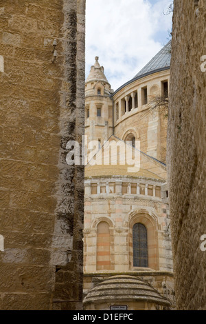 Blick durch die engen Gassen in Richtung Hagia Maria Sion Abtei oder Abtei von Dormition der Jungfrau Maria, Jerusalem, Israel. Stockfoto