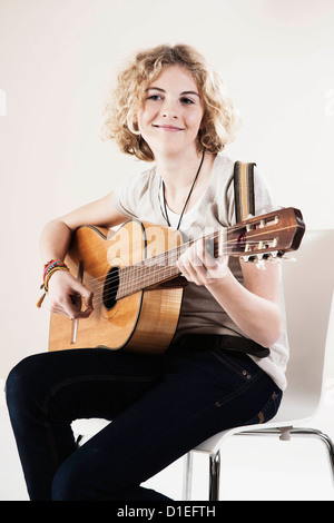 Teenager-Mädchen Gitarre spielen Stockfoto