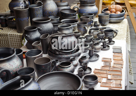 verschiedene handgemachte dunkle schwarze Keramik Handwerk Gerichte Töpfe Tassen Tonkrüge in Outdoor-Messe Straßenmarkt zu verkaufen Stockfoto