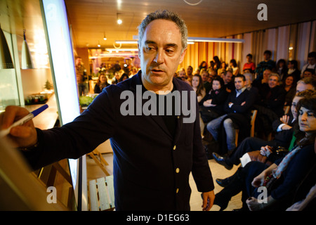 14.12.12 Koch Ferran Adria hält Rede im Tondeluna Restaurant, Logroño, La Rioja, Spanien. Stockfoto