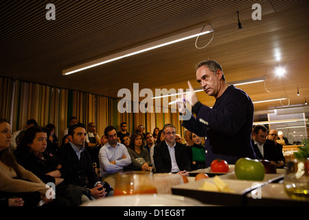 14.12.12 Koch Ferran Adria hält Rede im Tondeluna Restaurant, Logroño, La Rioja, Spanien. Stockfoto