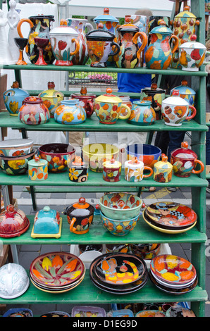 verschiedene bunte handgemachte Keramik Handwerk Gerichte Tontöpfe Tassen, Krüge und andere verkaufen in Outdoor-Messe Straßenmarkt Stockfoto