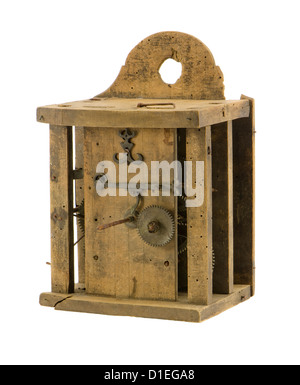 Retro-hölzerne Uhr Box und Mechanismus Zahnrad-Rückstände isoliert auf weiss Stockfoto