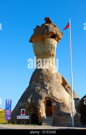 Fee Schornsteine Polizeistation in der Nähe von Zelve, Cappadocia Türkei. Felsformationen vulkanischen Büschel Stockfoto