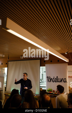 14.12.12 Koch Ferran Adria hält Rede im Tondeluna Restaurant, Logroño, La Rioja, Spanien. Stockfoto