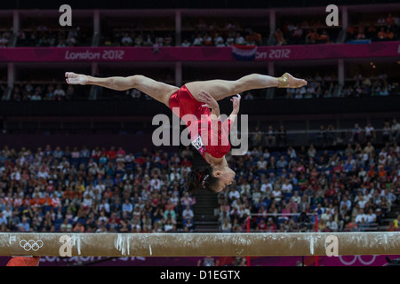 SUI Lu (CHN) Gewinner des silbernen Ehrenzeichens der Frauen-Finale Schwebebalken an die Olympischen Sommerspiele 2012, London, England. Stockfoto