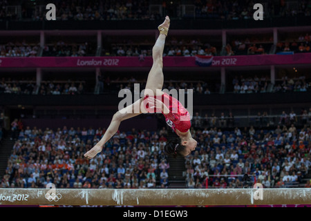 SUI Lu (CHN) Gewinner des silbernen Ehrenzeichens der Frauen-Finale Schwebebalken an die Olympischen Sommerspiele 2012, London, England. Stockfoto