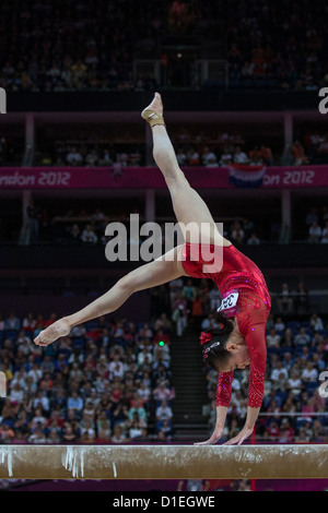 SUI Lu (CHN) Gewinner des silbernen Ehrenzeichens der Frauen-Finale Schwebebalken an die Olympischen Sommerspiele 2012, London, England. Stockfoto