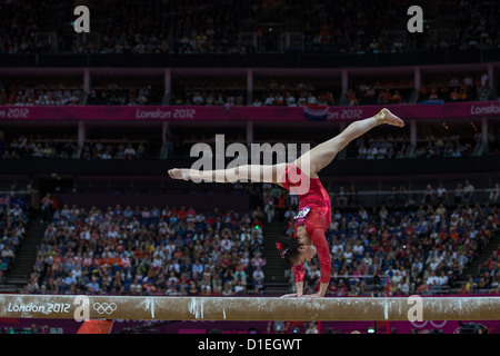 SUI Lu (CHN) Gewinner des silbernen Ehrenzeichens der Frauen-Finale Schwebebalken an die Olympischen Sommerspiele 2012, London, England. Stockfoto