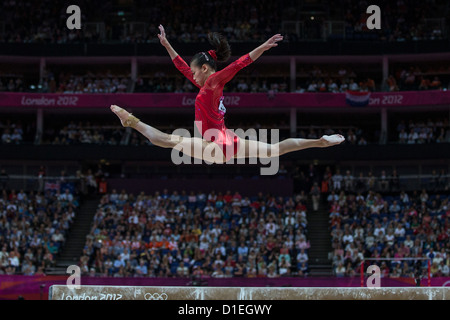 SUI Lu (CHN) Gewinner des silbernen Ehrenzeichens der Frauen-Finale Schwebebalken an die Olympischen Sommerspiele 2012, London, England. Stockfoto