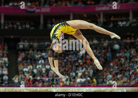 Larisa Andreea Iordache (ROM) im Wettbewerb, während der Frauen Schwebebalken endgültig an die Olympischen Sommerspiele 2012, London, England. Stockfoto