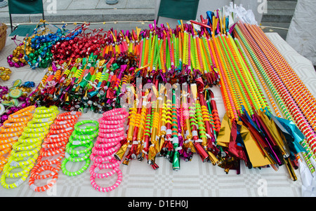 lange Runde leckere Bonbons verpackt in schönen farbiges Papier. Sommer im freien Straßenfest. Stockfoto