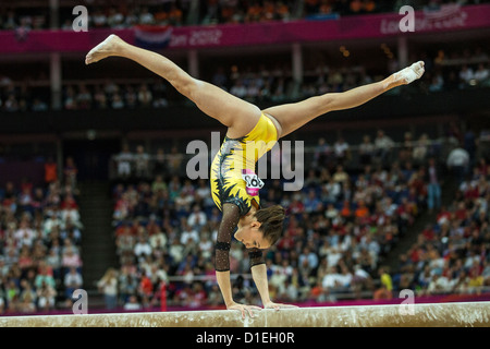 Larisa Andreea Iordache (ROM) im Wettbewerb, während der Frauen Schwebebalken endgültig an die Olympischen Sommerspiele 2012, London, England. Stockfoto