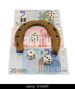 Retro-Hufeisen Konzept spielen Würfel und Euro-Banknoten isoliert auf weiss Stockfoto