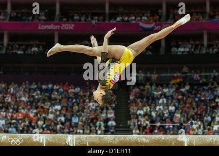 Larisa Andreea Iordache (ROM) im Wettbewerb, während der Frauen Schwebebalken endgültig an die Olympischen Sommerspiele 2012, London, England. Stockfoto